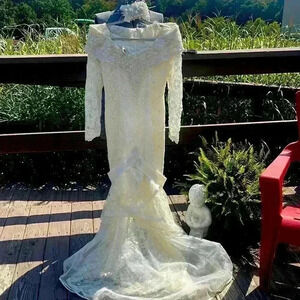 Vintage wedding dress. Look at the detail! I believe the  dress to be a size 4..